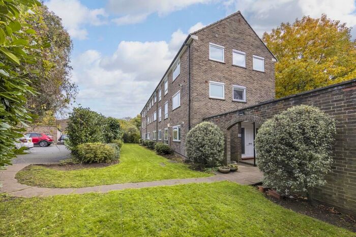 3 Bedroom Apartment To Rent In Village Way Pond Mead, SE21