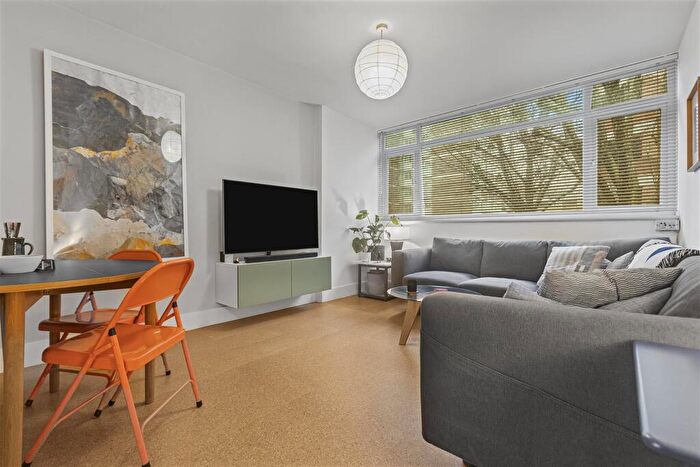 1 Bedroom Apartment For Sale In St. John's Estate, London, N1