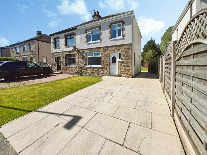 3 Bedroom Semi Detached House For Sale In Leafield Drive, Bradford, BD2