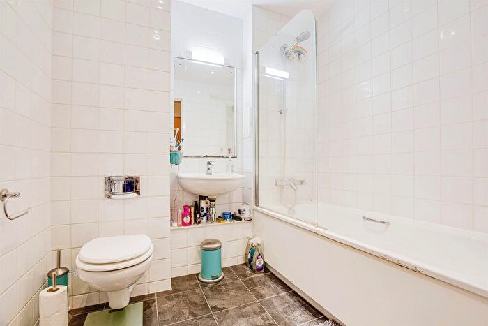 1 Bedroom Flat For Sale In Headstone Drive, Harrow, HA1