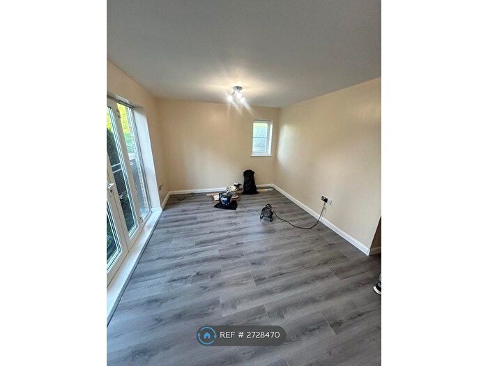 2 Bedroom Flat To Rent In Hillview Drive, London, SE28