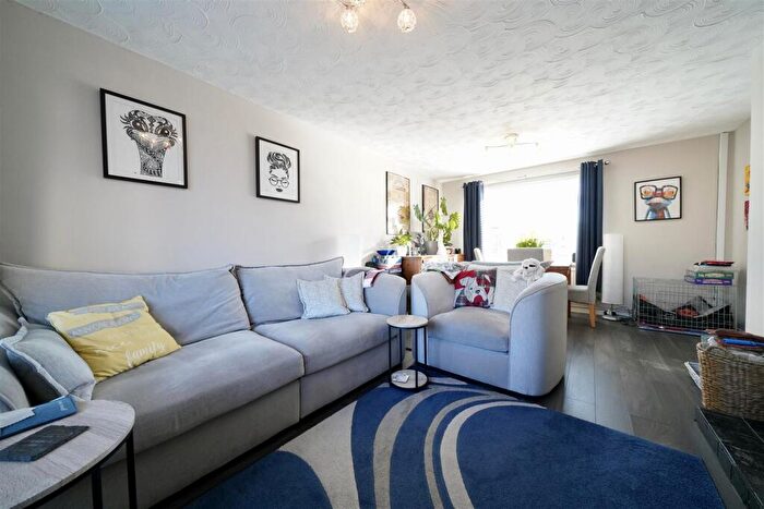 3 Bedroom Terraced House For Sale In Martinscroft Road, Portland, DT5