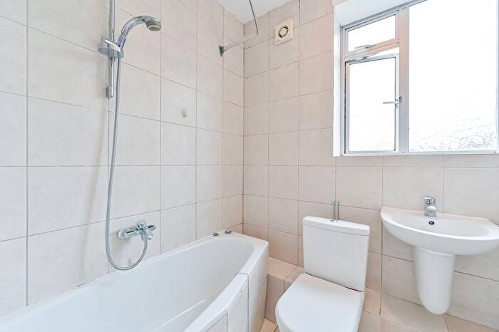 4 Bedroom Flat To Rent In Jebb Avenue, Brixton Hill, London, SW2