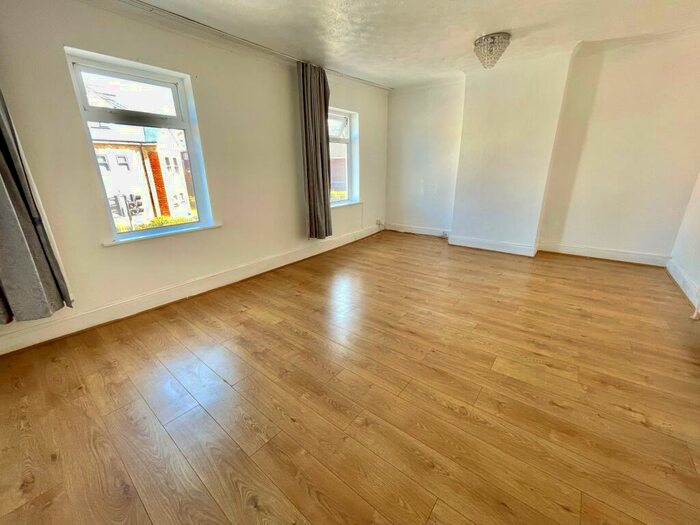 3 Bedroom Apartment To Rent In Windham Road, Bournemouth, BH1