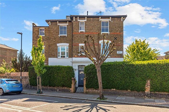 2 Bedroom Apartment For Sale In Romilly Road, London, N4