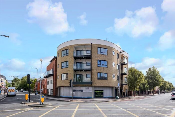 2 Bedroom Flat To Rent In Lower Road, London, SE8