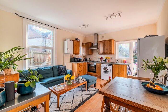 3 Bedroom Flat To Rent In Oakmead Road London, SW12