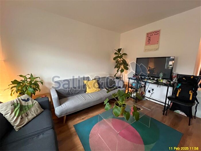 3 Bedroom Flat To Rent In Bethnal Green Road, London, E2