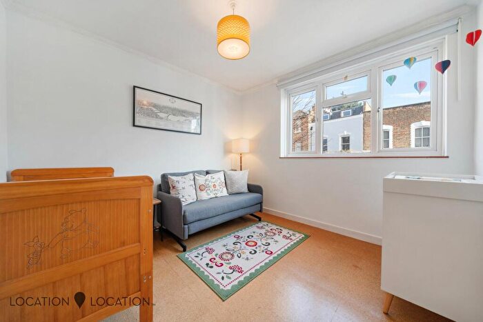 2 Bedroom Flat For Sale In Darville Road, London, N16