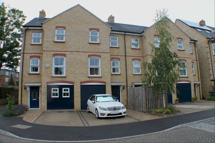 4 Bedroom Town House To Rent In Woodcroft Close, London, SE9