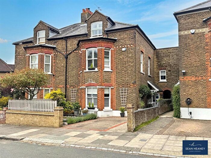 6 Bedroom Semi-Detached House For Sale In The Croft, Barnet, EN5