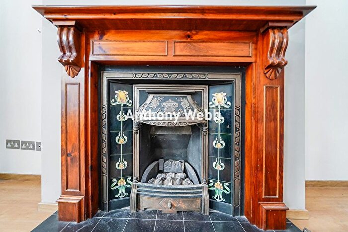 3 Bedroom Terraced House For Sale In Park Avenue, Palmers Green, N13