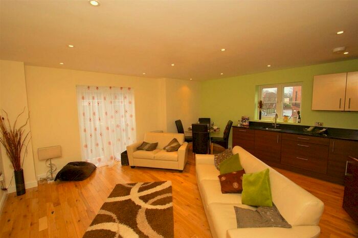 2 Bedroom Flat To Rent In Sutherland Avenue, Roundhay, Leeds, LS8