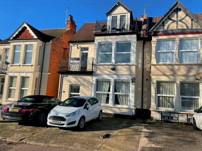1 Bedroom Flat To Rent In Grosvenor Road, Westcliff-On-Sea, SS0