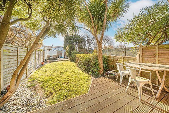 5 Bedroom Property For Sale In Pemberton Road, East Molesey, KT8