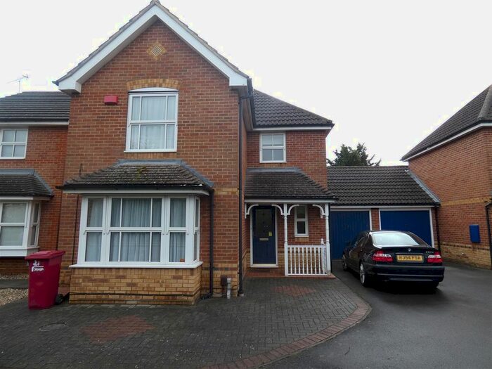 3 Bedroom Link Detached House To Rent In Gowings Green, Cippenham, Slough SL1