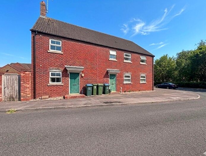 2 Bedroom Maisonette To Rent In Coombe Lane, Aylesbury, HP19