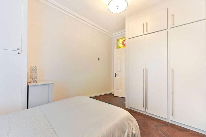 2 Bedroom Flat For Sale In Pitt Street, Kensington, London, W8
