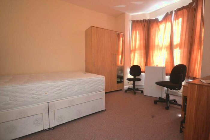 6 Bedroom House To Rent In Grange Avenue, University Area, RG6