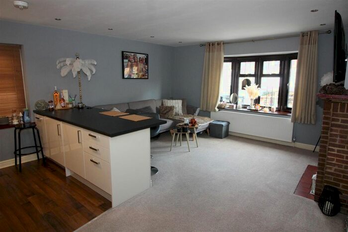 1 Bedroom Flat To Rent In High Street, Sevenoaks, Kent, TN13