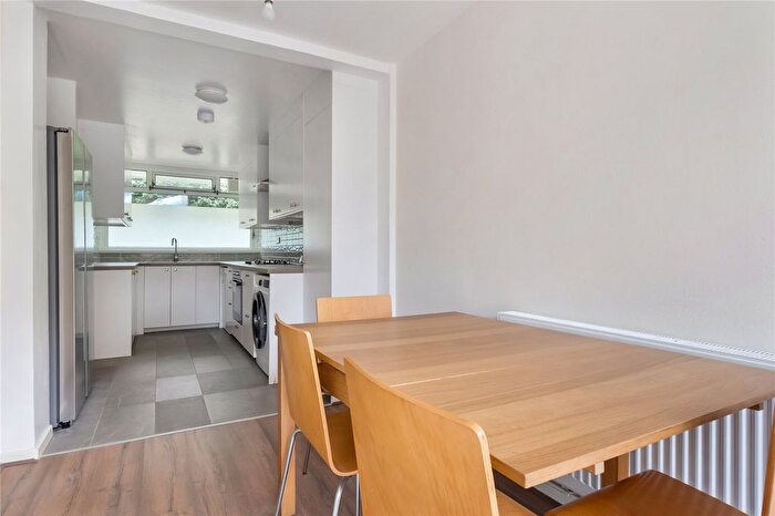 3 Bedroom Flat To Rent In New Orleans Walk, London, N19