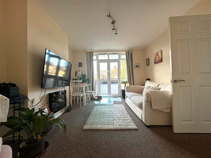 2 Bedroom Flat To Rent In Bells Hill, Barnet, EN5