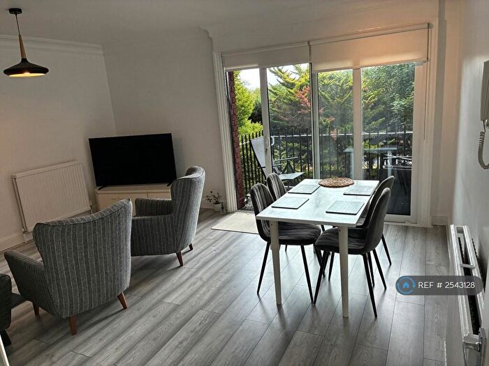 2 Bedroom Flat To Rent In Churchill Lodge, Woodford Green, IG8