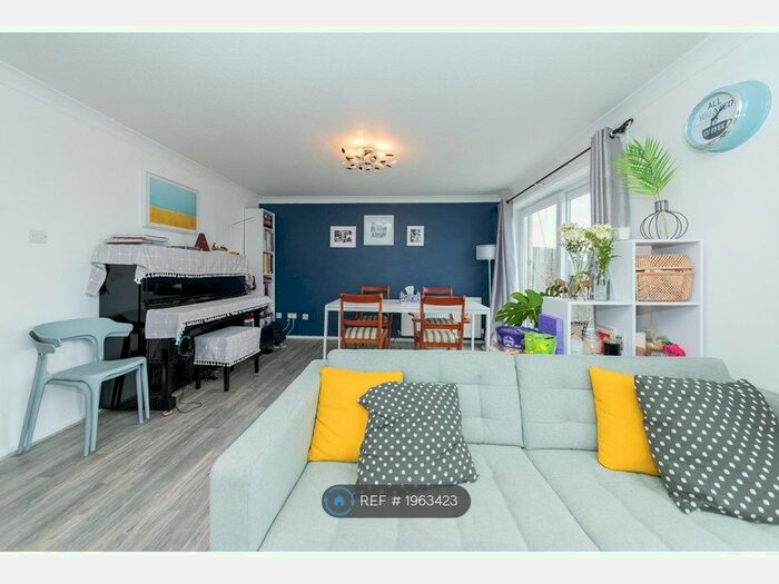 3 Bedroom Semi-Detached House To Rent In Kings Way, Reading, RG4