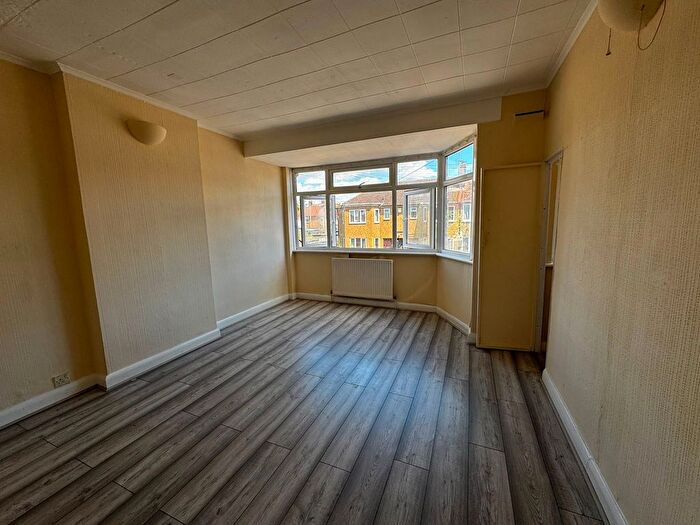 3 Bedroom Semi-Detached House To Rent In Roslyn Close, Mitcham, CR4