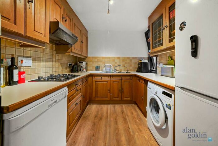 2 Bedroom Apartment To Rent In Britten Close, NW11
