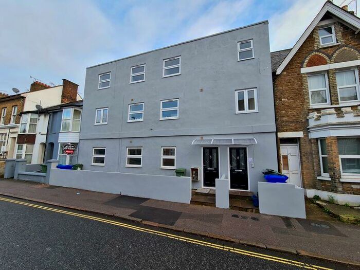 2 Bedroom Flat To Rent In Grosvenor Road, Aldershot, GU11