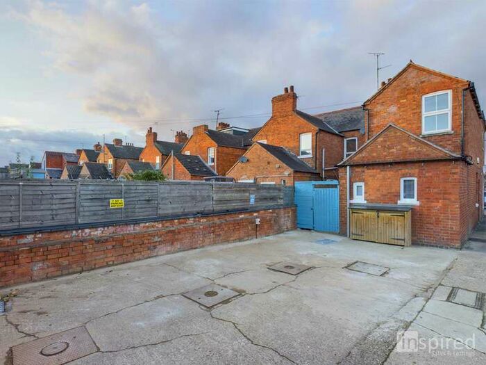 1 Bedroom Maisonette Flat To Rent In Stratford Road, Wolverton, MK12