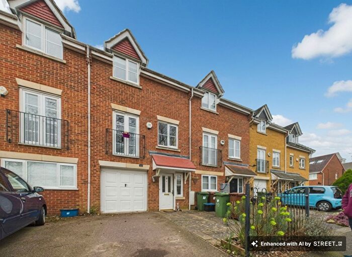 3 Bedroom Terraced House For Sale In Wordsworth Gardens, Borehamwood, WD6