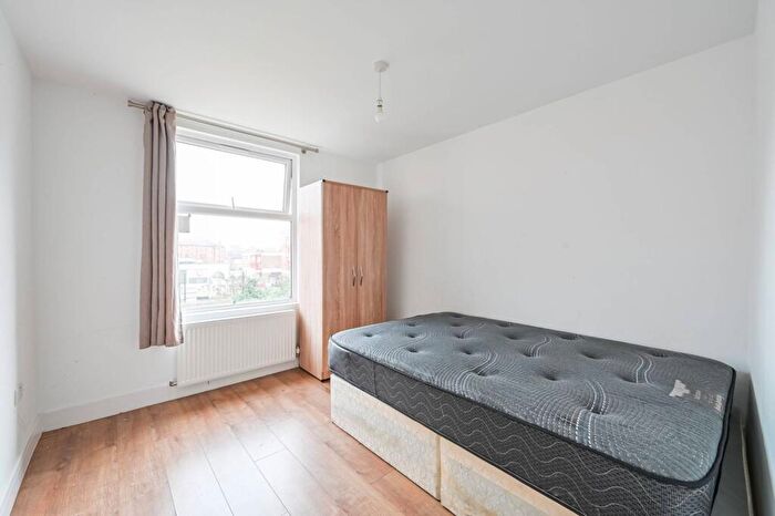 2 Bedroom Flat To Rent In Barratt Avenue, , Wood Green, London, N22