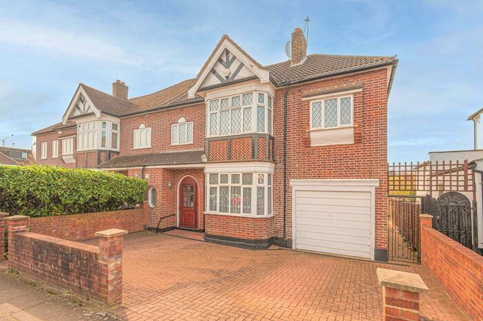 4 Bedroom Property To Rent In Laurel Way, Finchley, London, N20