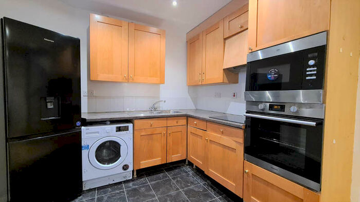 1 Bedroom Flat To Rent In Alderwick Drive, Hounslow, TW3
