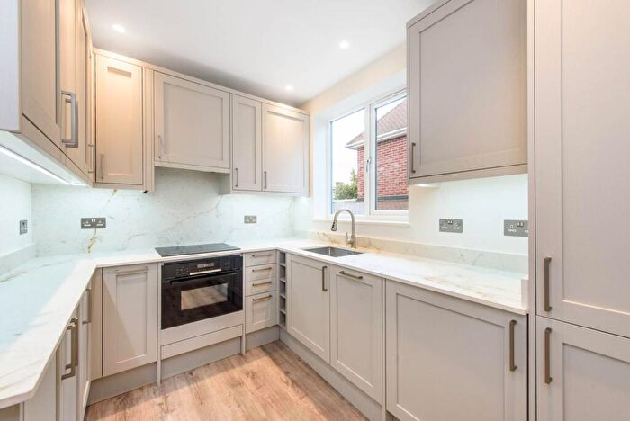 3 Bedroom Flat To Rent In Finchley Road, Golders Green, London, NW11