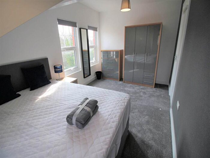 1 Bedroom Flat To Rent In Kirkstall Lane (room ), Headingley, Leeds, LS6