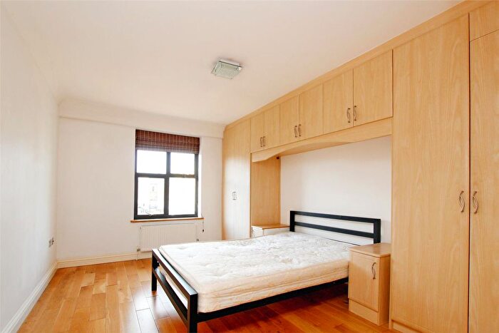 2 Bedroom Flat To Rent In Copperfield Road, Mile End, London, E3