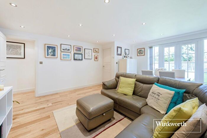 1 Bedroom Apartment To Rent In Hamlet Square, Golders Green, London, NW2