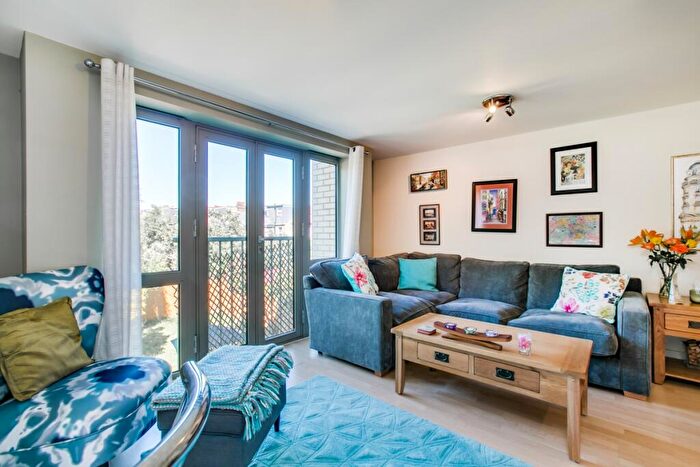 2 Bedroom Flat To Rent In Hanson Close London, SW14