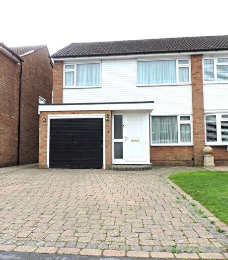 3 Bedroom Semi-detached House To Rent In Ranworth Avenue, Hoddesdon, EN11
