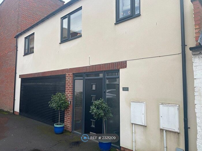 1 Bedroom Flat To Rent In Oak End Court, Gerrards Cross, SL9