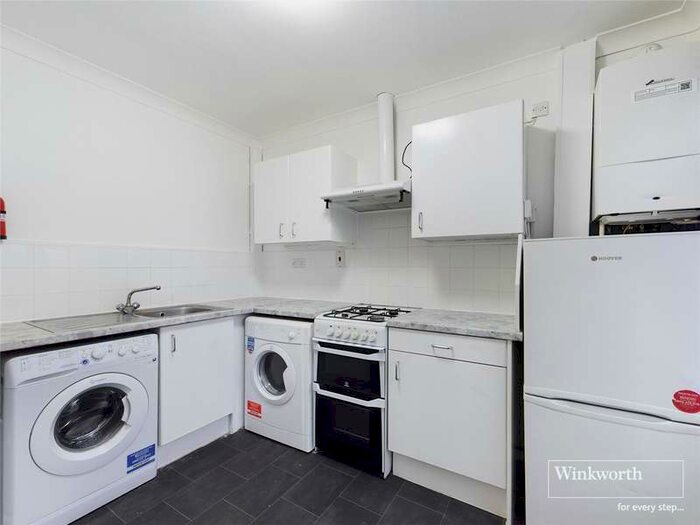Flat To Rent In Fairway Avenue, London, NW9