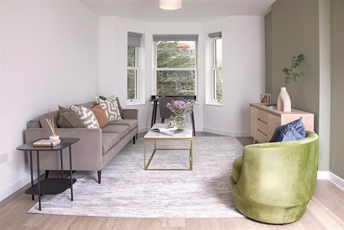 2 Bedroom Apartment To Rent In Nightingale Walk, Farnham, GU9