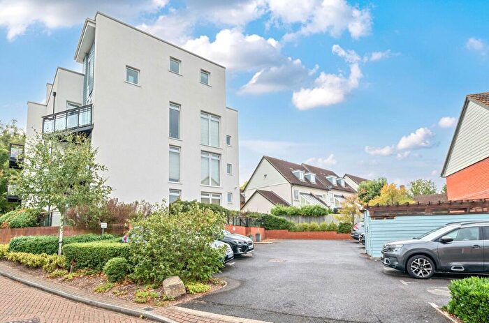 2 Bedroom Apartment For Sale In Rivett Drake Close, Guildford, GU2