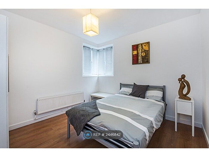 3 Bedroom Flat To Rent In Tompion House, London, EC1V