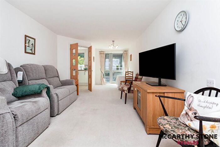 2 Bedroom Flat For Sale In Kings Place, Fleet Road, Fleet, GU51