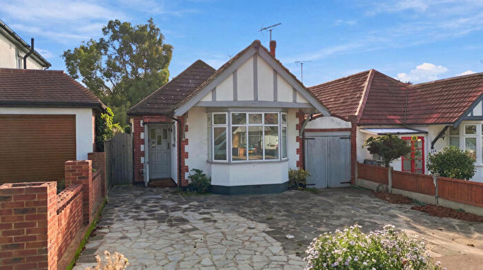 3 Bedroom Detached Bungalow For Sale In Westbourne Grove, Westcliff-on-sea, SS0