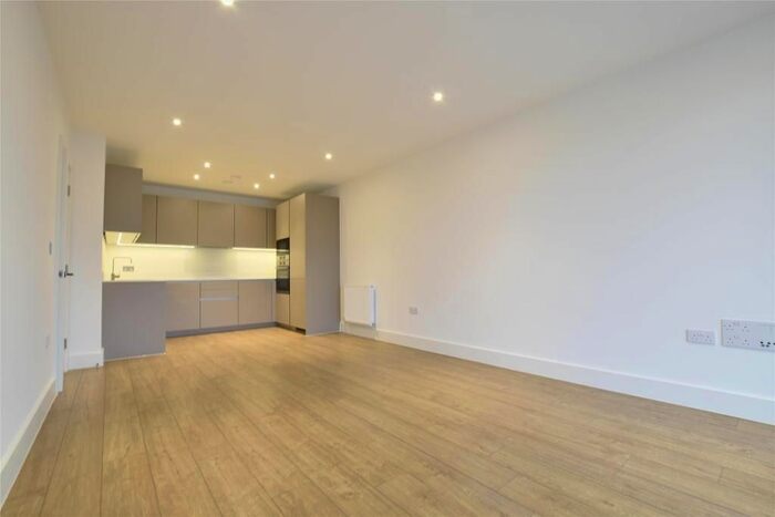 2 Bedroom Flat To Rent In Sapphire House, Orpington, BR6